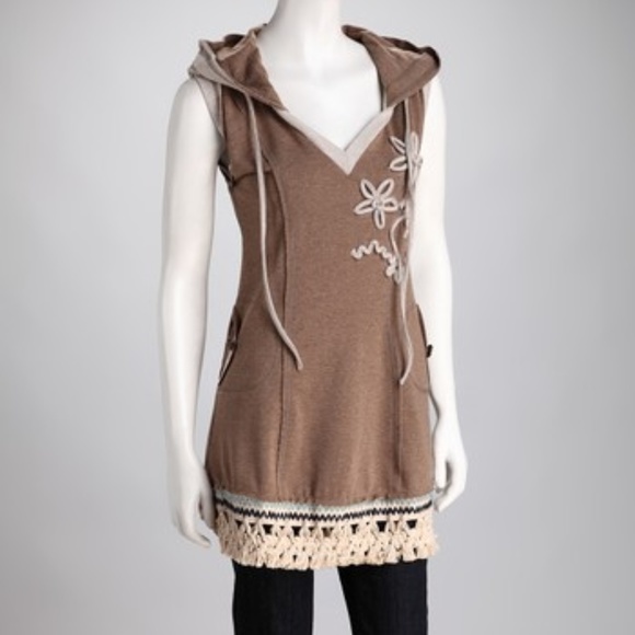 ruby rose Tops - NWOT Sleeveless hood top, adorable crotchet detail